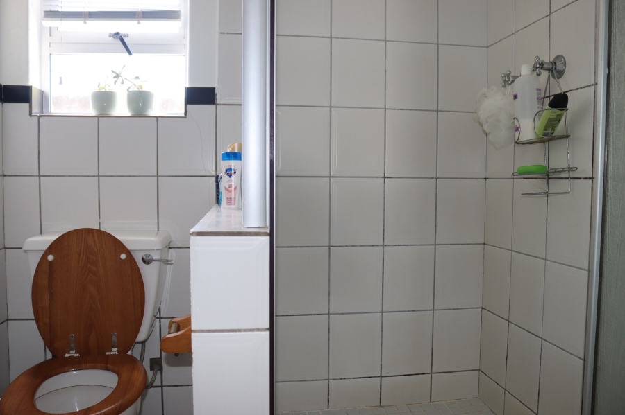 To Let 4 Bedroom Property for Rent in Kleinmond Western Cape